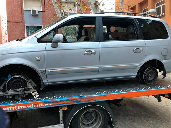 coche sin neumaticos