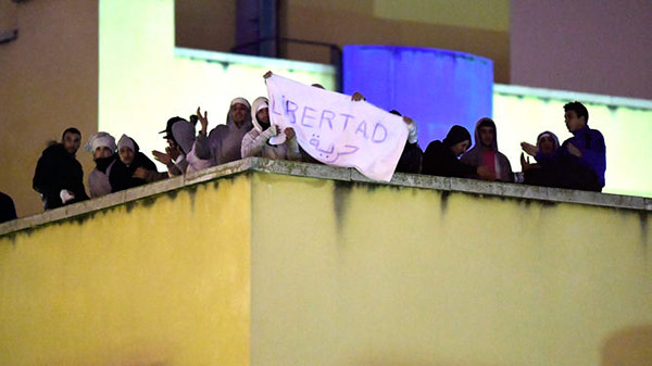 Motín de inmigrantes en el CIE de Aluche. Foto: Javier Soriano | AFP cie-aluche