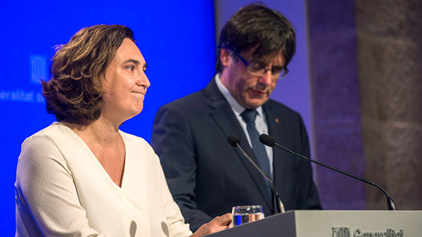 El presidente de la Generalitat Carles Puigdemont, y la alcaldesa de Barcelona, Ada Colau. Foto: EFE colau-puigdemont