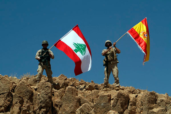 Dos soldados ondean las banderas libanesa y española tras recuperar parte de la región de Ras Baalbek. Foto: Handout | AFP ejercito-libano