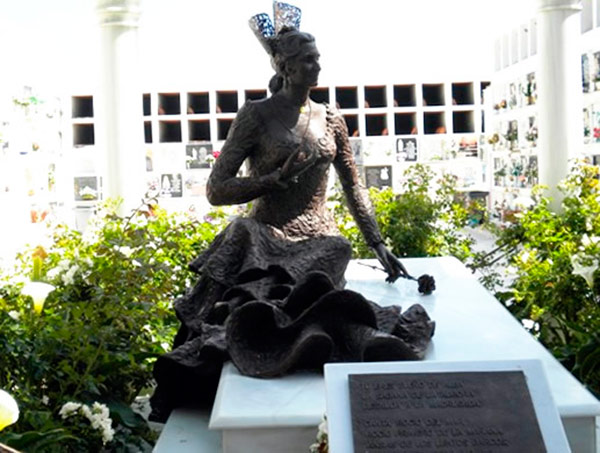 Estatua de Rocío Jurado en el cementerio de Chipiona. estatua-rocio-jurado