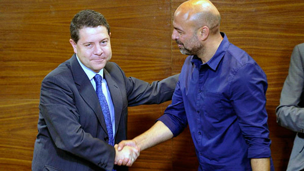 Acuerdo PSOE y Podemos en el Gobierno de Castilla - La Mancha. Foto: EFE garcia-page-podemos