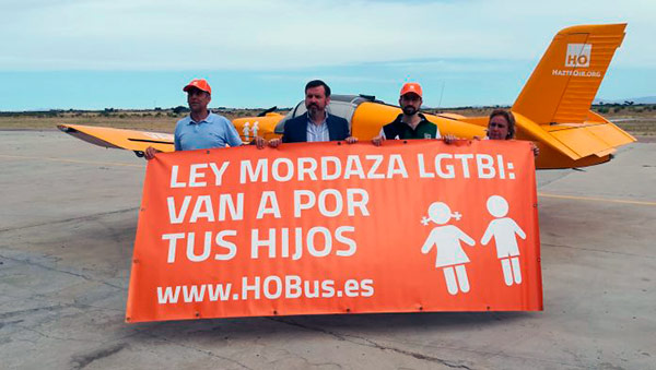 Presentación de la avioneta de Hazte Oír. Foto: Twitter hazte-oir-avioneta