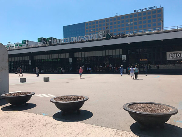 Maceteros instalados en la explanada de la Estación de Sants. Foto: El Mundo maceteros-sants