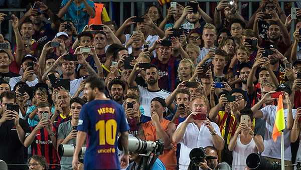 El público del Camp Nou hace fotos a Messi. Foto: Pere Puntí | Mundo Deportivo madrid-camp-nou