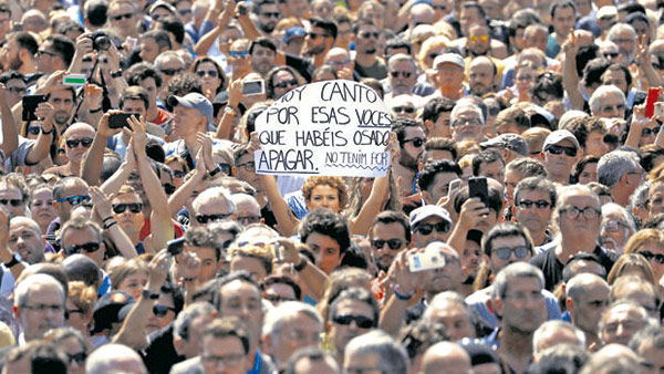 Minuto de silencio en Plaza Cataluña. Foto: Reuters minuto-de-silencio