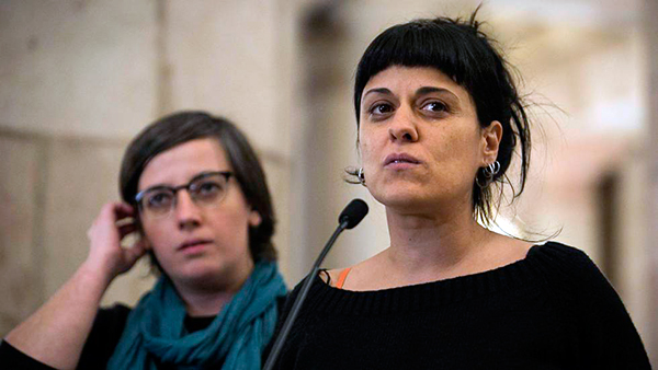 La diputada Mireia Boya, detrás de Anna Gabriel. Foto: Albert García mireia-boya-anna-gabriel