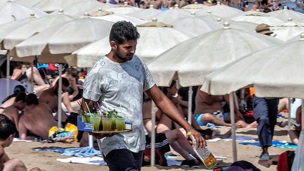 Venta de mojitos en la playa de Barcelona. Foto: Gianluca Battista | El País mojitos-playa