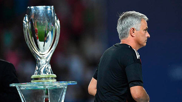 José Mourinho pasa por delante del trofeo de la Supercopa de Europa. Foto: EFE mourinho-supercopa