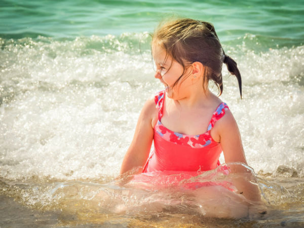 Niña jugando a la orilla del mar. Foto: Into the Marketing nina-playa