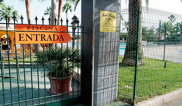 Entrada a la piscina de Sa Font Seca en Bunyola. Foto: Jordi Avellà piscina-gitanos