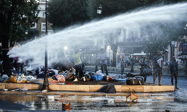 Batalla campal en Roma entre policía y refugiados. Foto: Angelo Carconi | EPA refugiados-italia