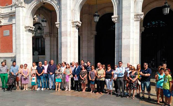 Minuto de silencio en el Ayuntamiento de Valladolid. Foto: Henar Sastre | El Norte de Castilla valladolid