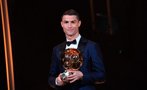 Cristiano Ronaldo, con su quinto Balón de Oro. Foto: Franck Faugere | AFP cristiano-balon-oro
