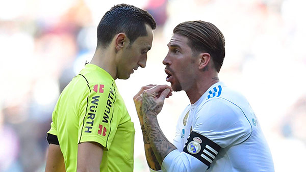 Sergio Ramos protesta al árbitro durante El Clásico. Foto: Javier Soriano | AFP sergio-ramos-real-madrid