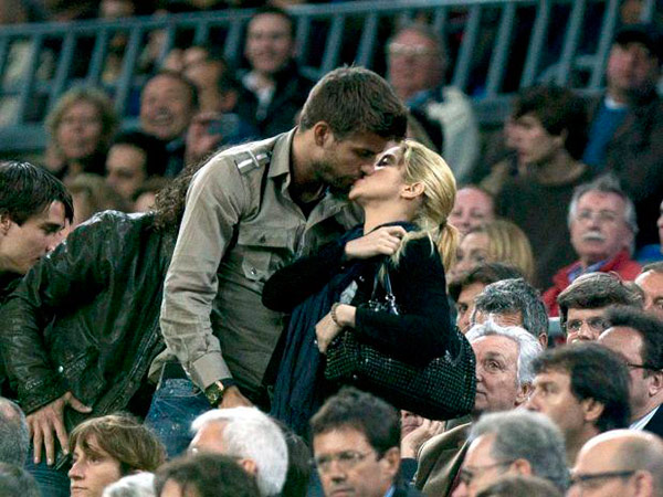 pique-shakira-beso