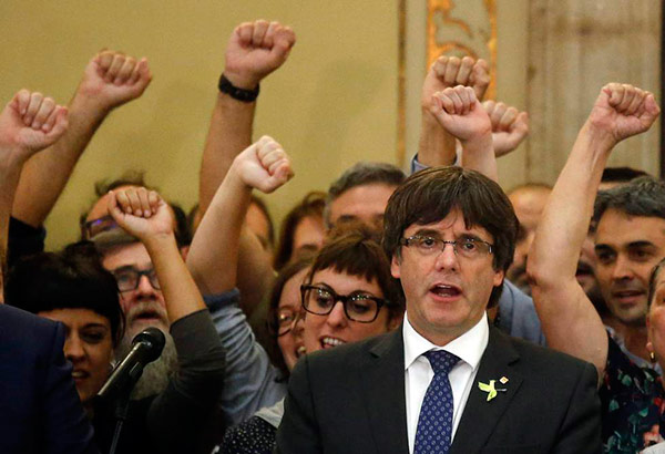 puigdemont-parlament-els-segadors