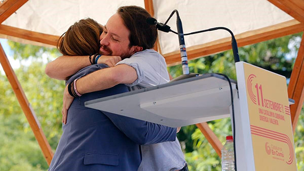 Ada Colau y Pablo Iglesias se abrazan en el acto de la Diada. Foto: Joan Puig | El Periódico colau-iglesias