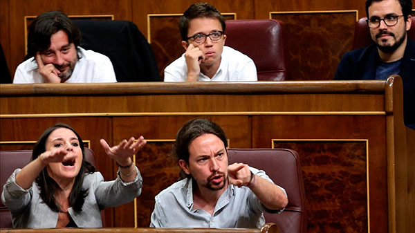 Irene MOntero y Pablo Iglesias durante la sesión de control. Foto: Juan Manuel Prats | El Periódico podemos-congreso-cat