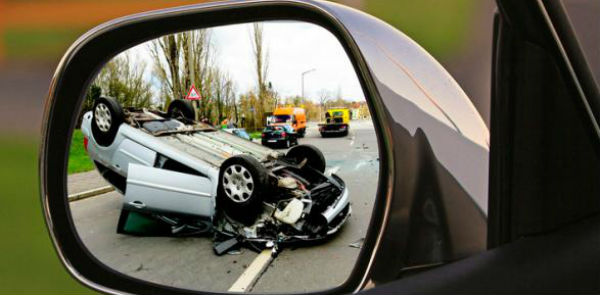 Reflejo de un accidente de tráfico en un retrovisor. Foto: Ocio Rank retrovisor-acciedente-trafico