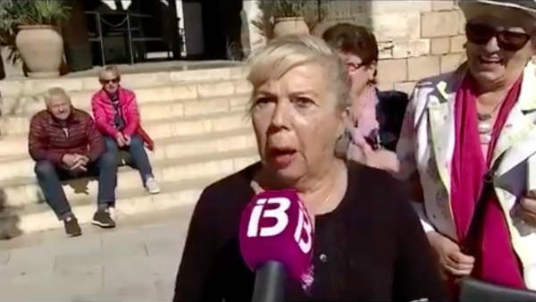 granadina-indignada-misa-catalan