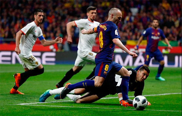 Iniesta marca gol en la final de la Copa del Rey. Foto: El País. iniesta gol copa