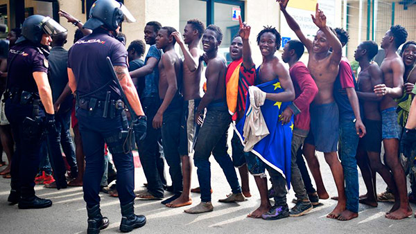 inmigrantes africanos fila