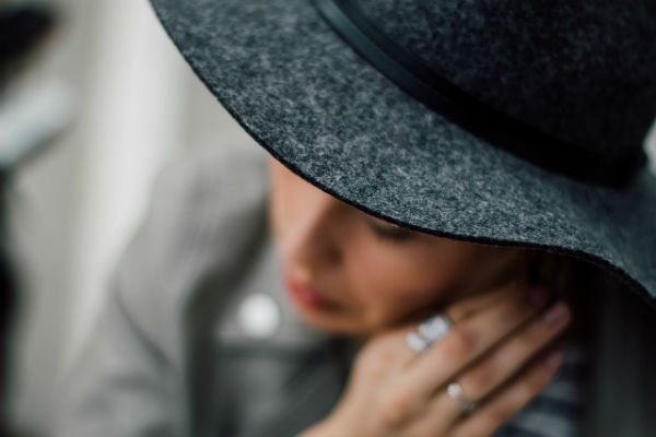 mujer sombrero elegancia