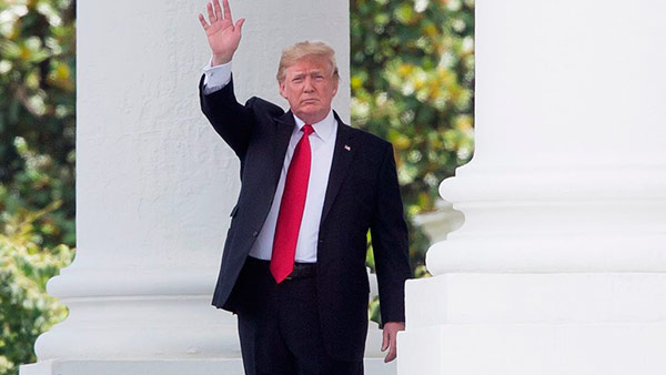 trump saluda