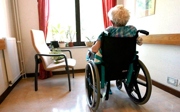 anciana silla de ruedas