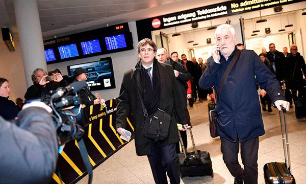 Carles Puigdemont, a su llegada al aeropuerto de Copenhague. Foto: Scanpix Denmark | Reuters puigdemont-copenhague