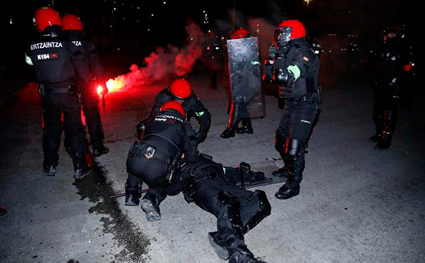 Agentes de la Ertzaina ayudan a su compañero herido. Foto: EFE ertzaina-san-mames
