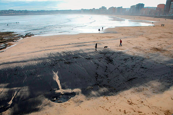 mancha-playa-san-lorenzo-gijon