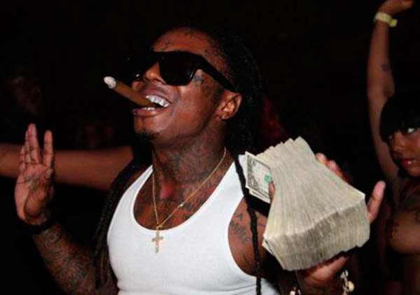 negro tirando billetes