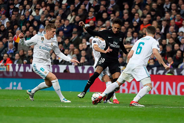 Neymar, del PSG, presionado por jugadores del Real Madrid. Foto: Álvaro García | El País neymar-psg-rm
