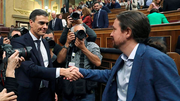 Pedro Sánchez y Pablo Iglesias se felicitan tras la moción de censura en el Congreso. Foto: JJ Guillen | EFE pedro sanchez pablo iglesias