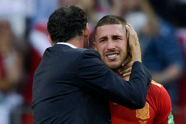 Fernando Hierro consuela a Sergio Ramos tras la eliminación de España. Foto: AFP sergio ramos llora