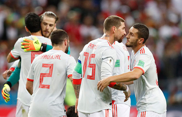 Los jugadores de la selección se felicitan después de ganar el partido. Foto: Robert Ghement | EFE espana iran