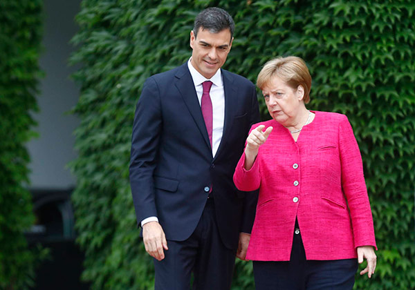 Angela Merkel y Pedro Sánchez en la puerta de la Cancillería. Michele Tantussi. Foto: Getty Images sanchez merkel