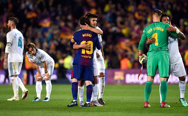 Los jugadores de Barça y Madrid se saludan al acabar El Clásico. Foto: Álex Caparrós | Getty Images barcelona madrid