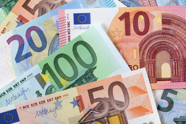 varios billetes euros