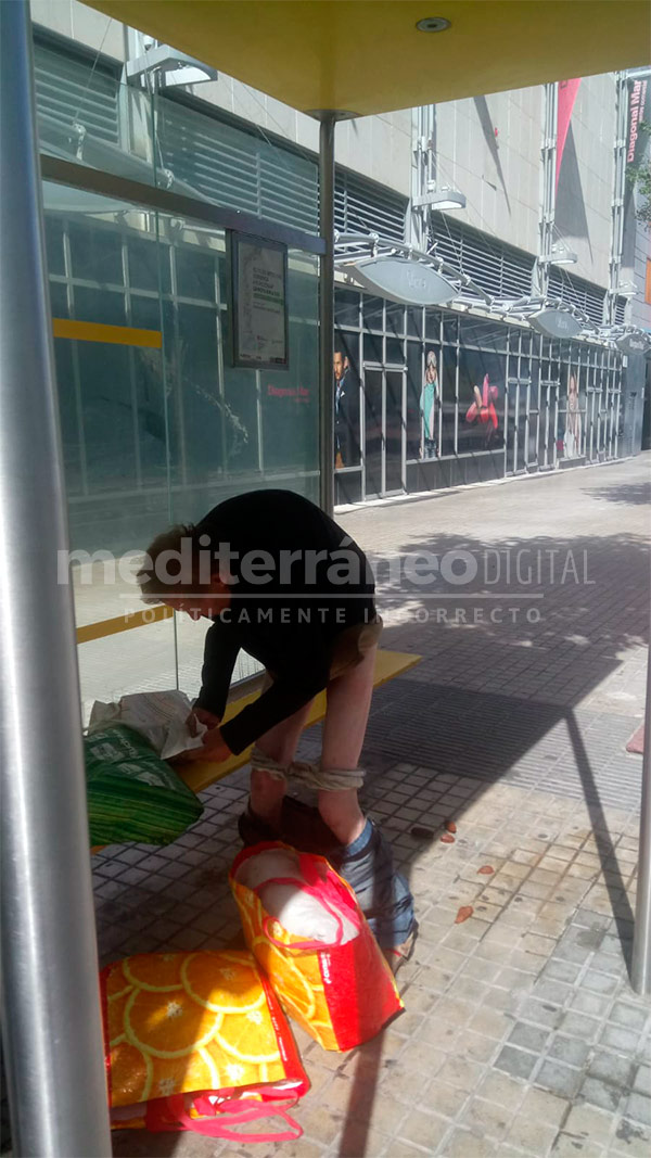 hombre cagando barcelona