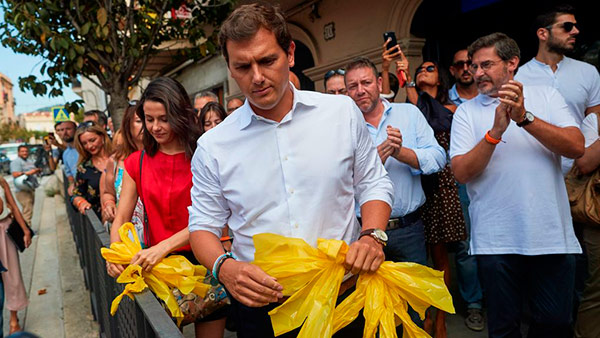 Albert Rivera e Inés Arrimadas quitando lazos amarillos. Foto: EFE rivera arrimadas lazos amarillos