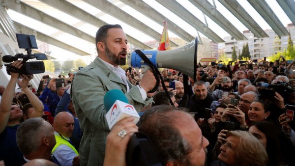 Santiago Abascal, líder de VOX, se dirige a la multitud en Oviedo. Foto: La Voz de Asturias abascal oviedo