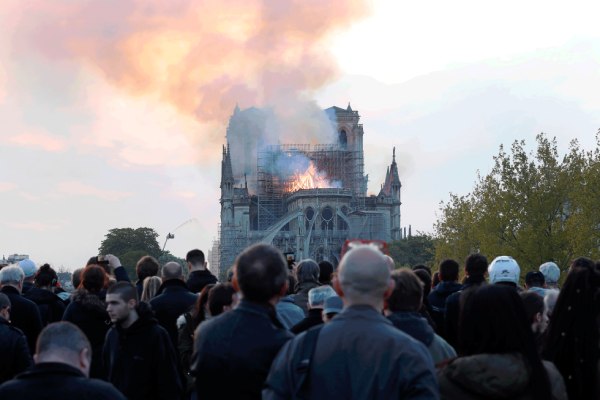 incendio notre dame paris