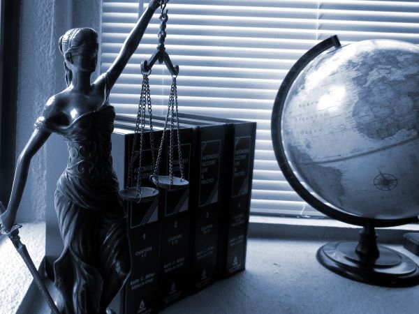 mujer balanza justicia
