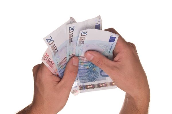 manos euros billetes