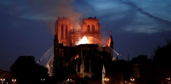 notre dame en llamas