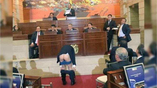 se baja los pantalones