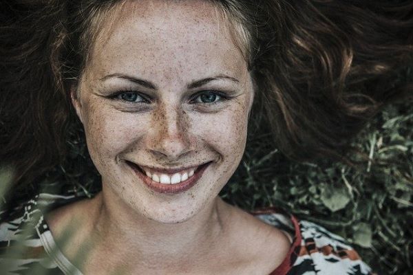 chica sonrisa pecas